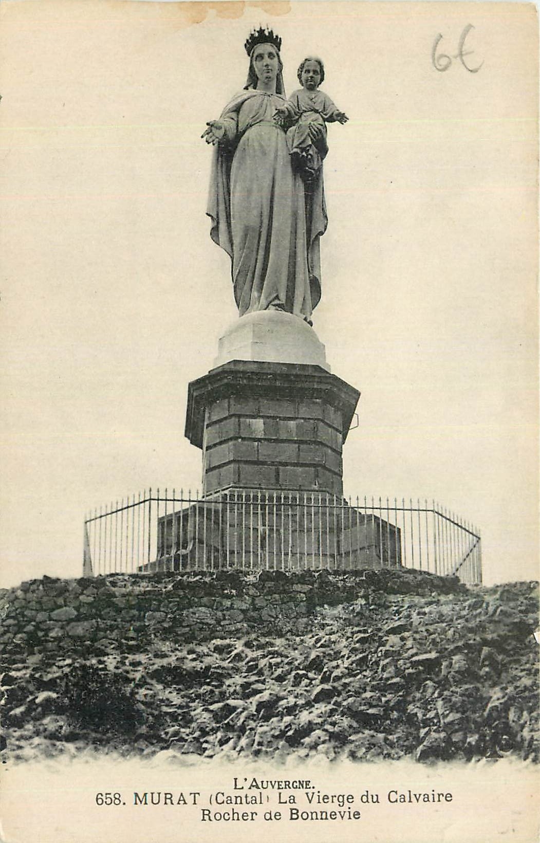 CPA L'Auvergne Murat Cantal La Vierge du Calvaire Rocher de Bonnevie 