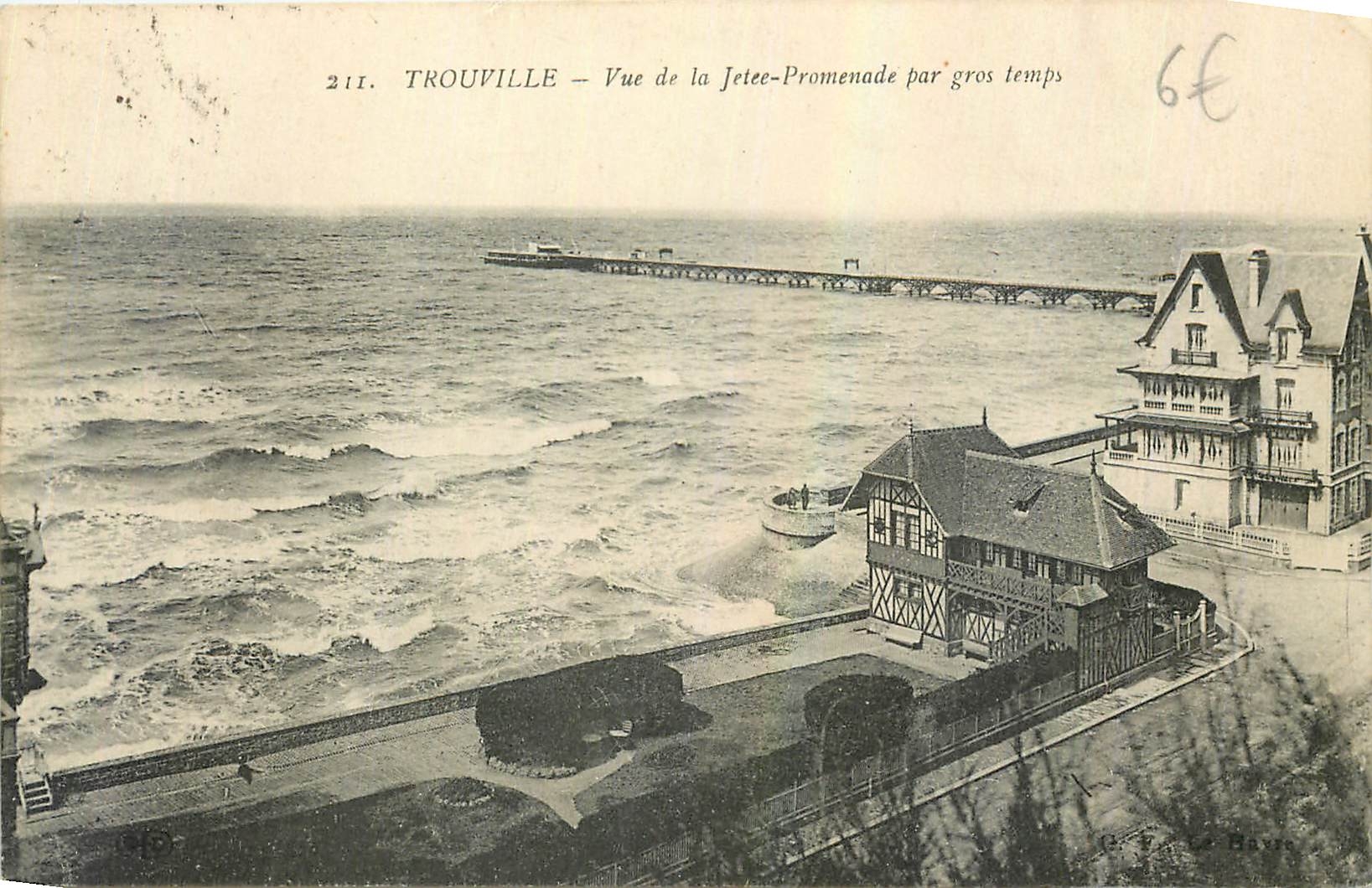 CPA Trouville Vue de la Jetee Promenade par gros temps 