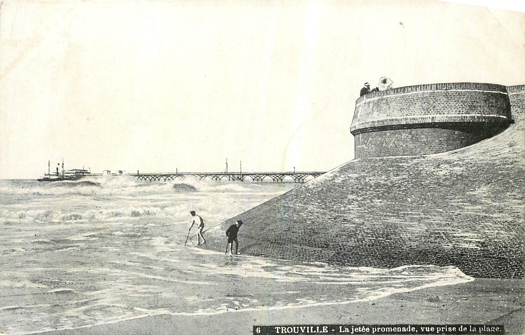 CPA Trouville La Jetee Promenade vue prise de la plage 