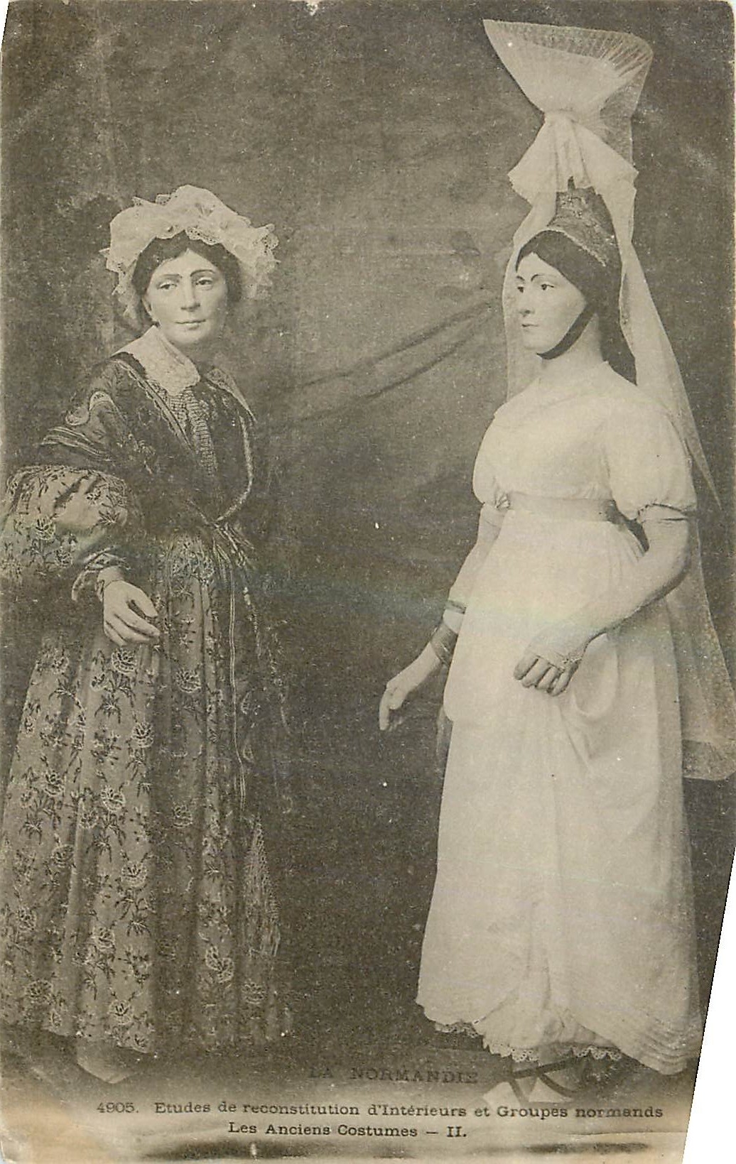CPA La Normandie Les Anciens Costumes Folklore