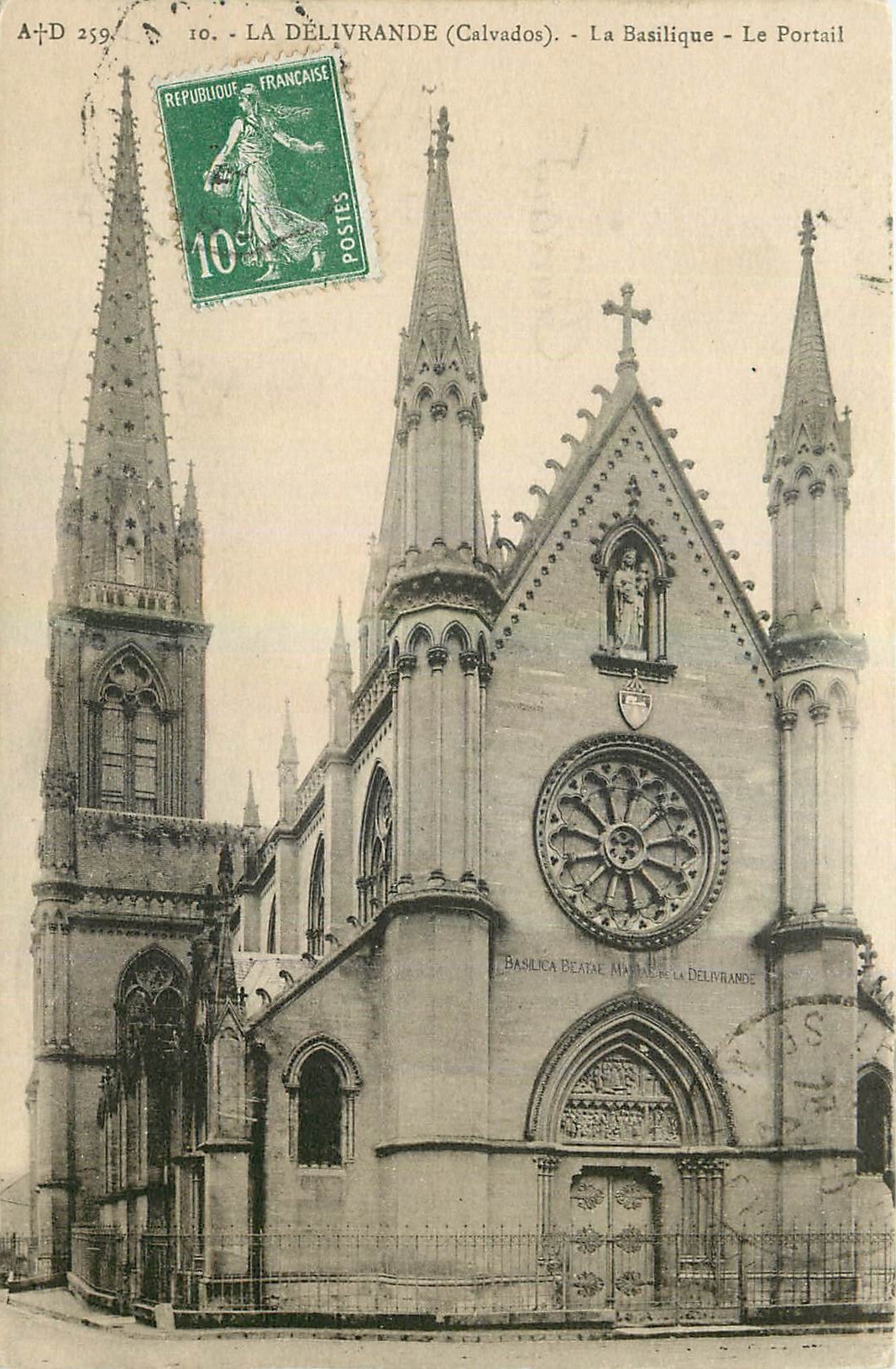 CPA La Delivrande Calvados La Basilique Le Portail 