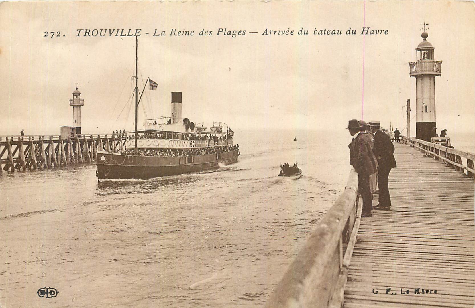 CPA Trouville La Reine des plages Arrivee du Bateau du Havre 