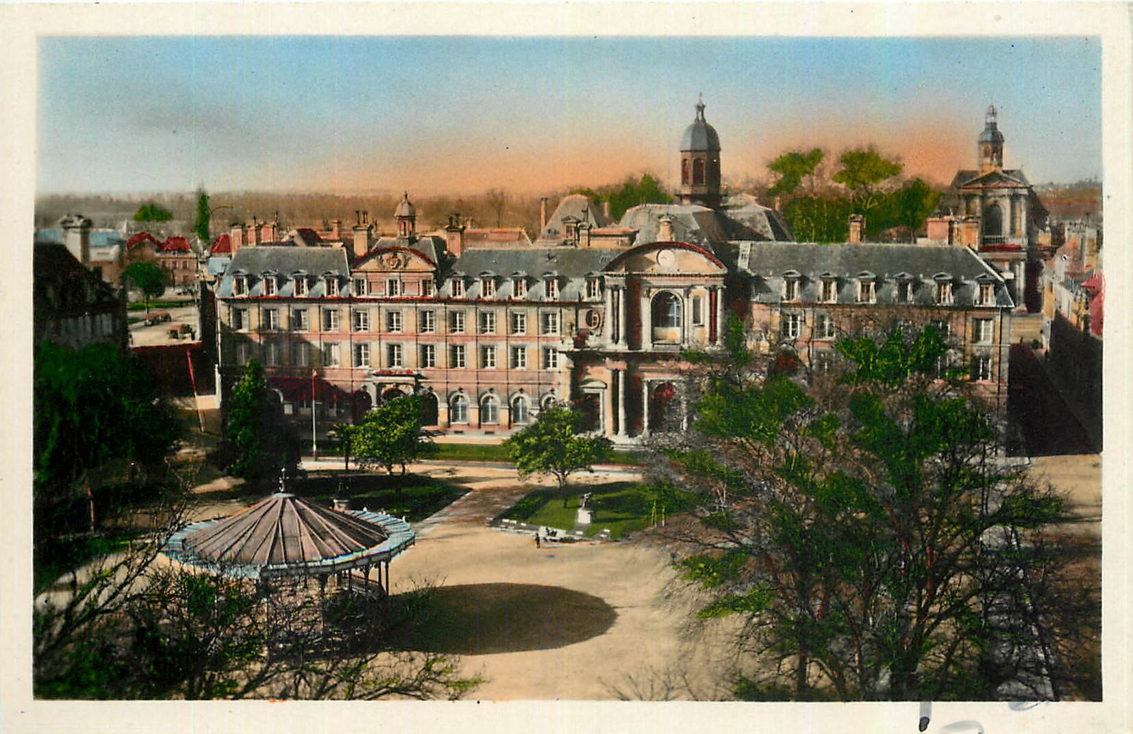 CPA Caen Calvados Vue sur l'Hotel de Ville et le square Place de la Republique 