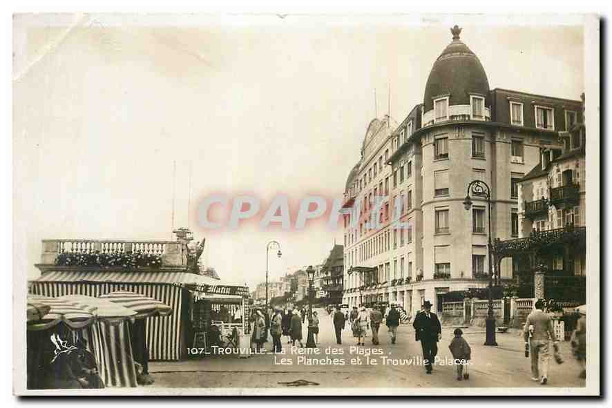 CPA Trouville La Reine des Plages Les Planches et le Trouville Place 