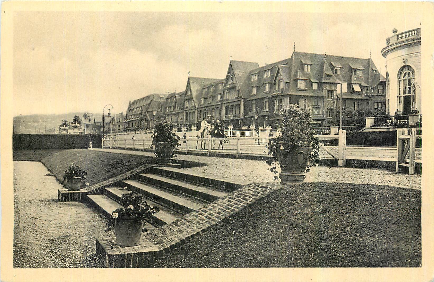 CPA Deauville la Plage Fleurie Le Normandy Hotel et le Boulevard Cornuche 