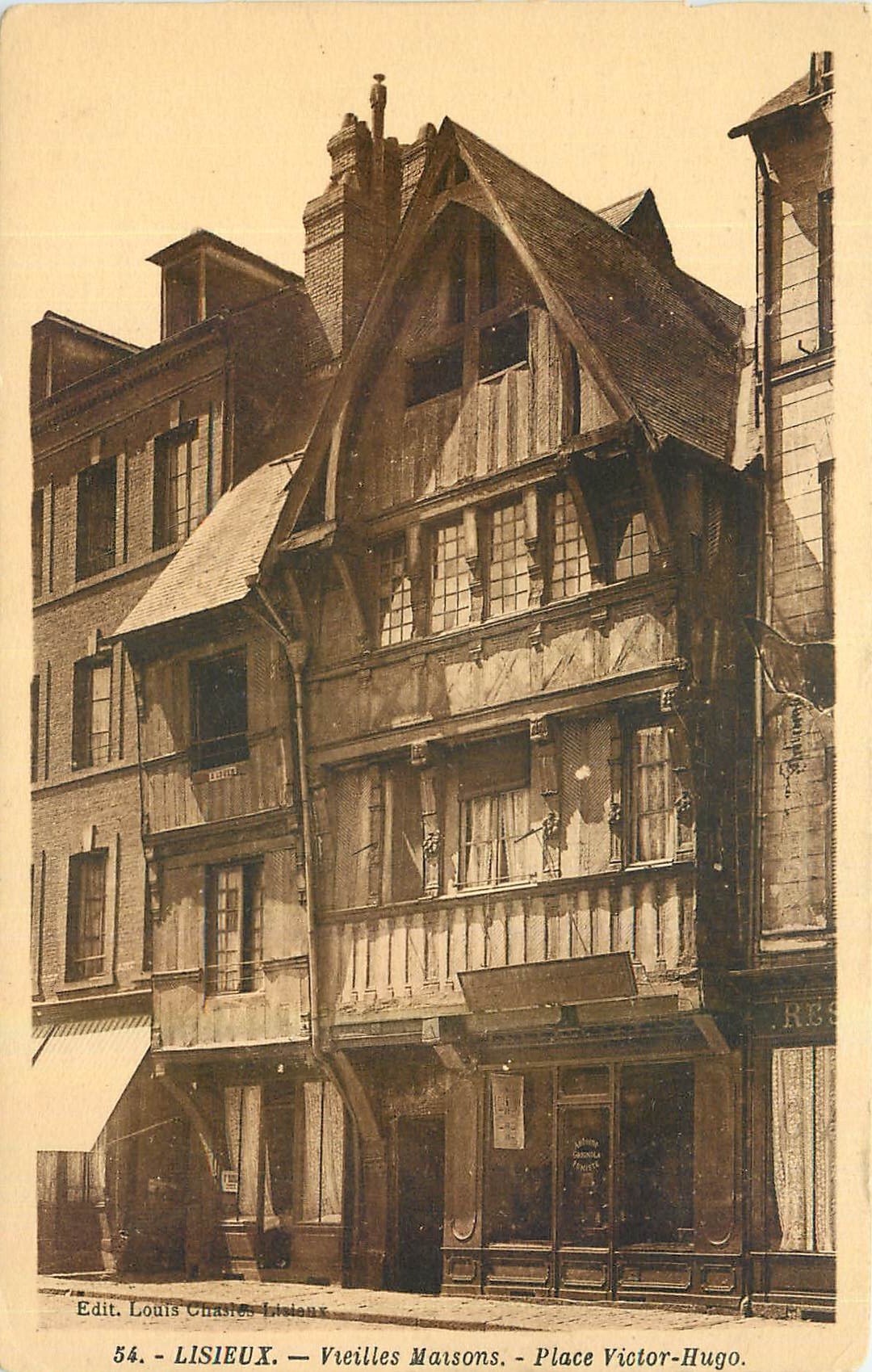 CPA Lisieux Vieilles Maisons Place Victor Hugo 