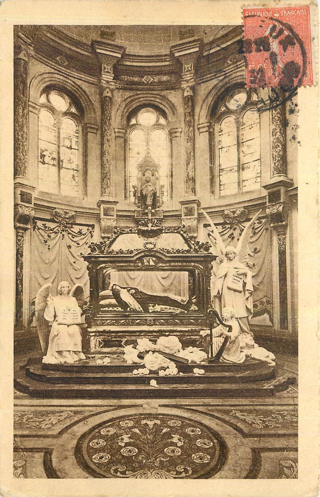 CPA Lisieux Chapelle et Chasse de Sainte Therese de l'Enfant Jesus
