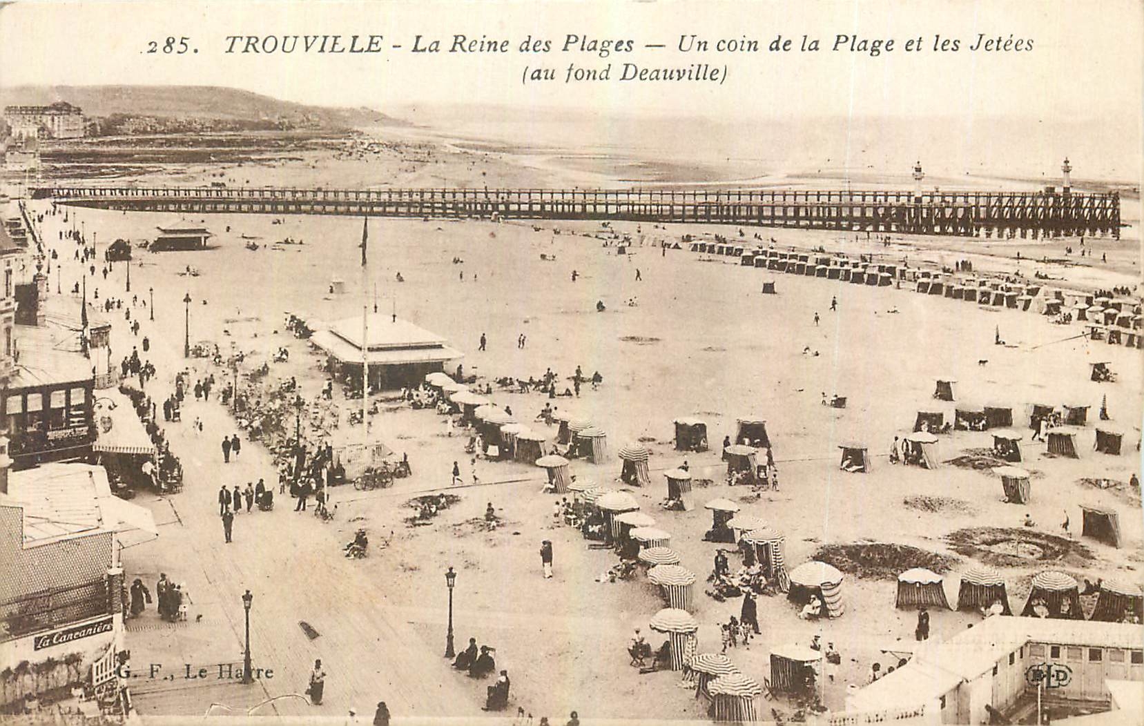 CPA Trouville La Reine des Plages Un coin de la Plage et les Jetees 