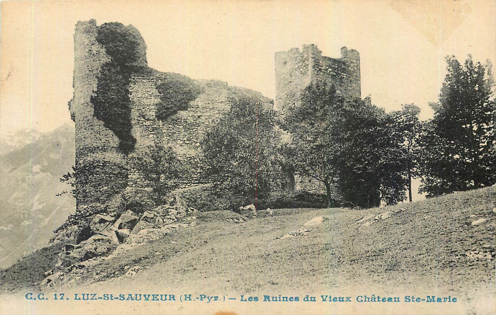 CPA Luz St Sauveur H Pyr Les Ruines du Vieux Chateau Ste Marie 