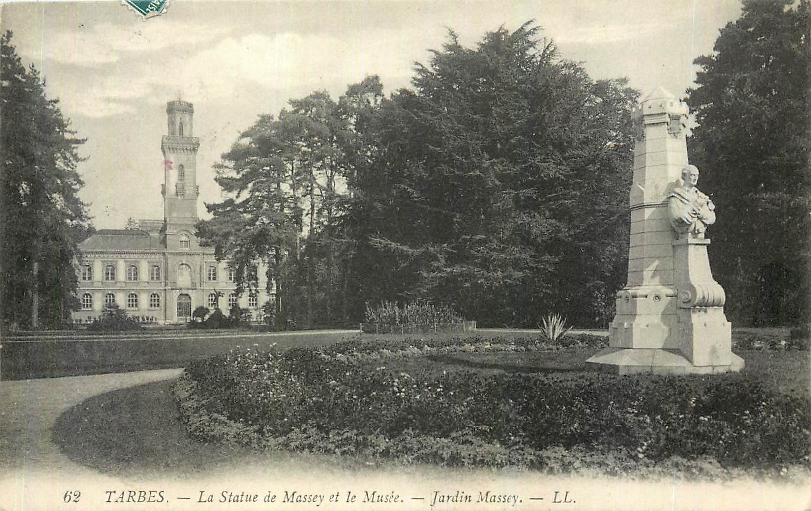 Tarbes — Die Statue von Massey und das Museum — Massey-Garten — LL.