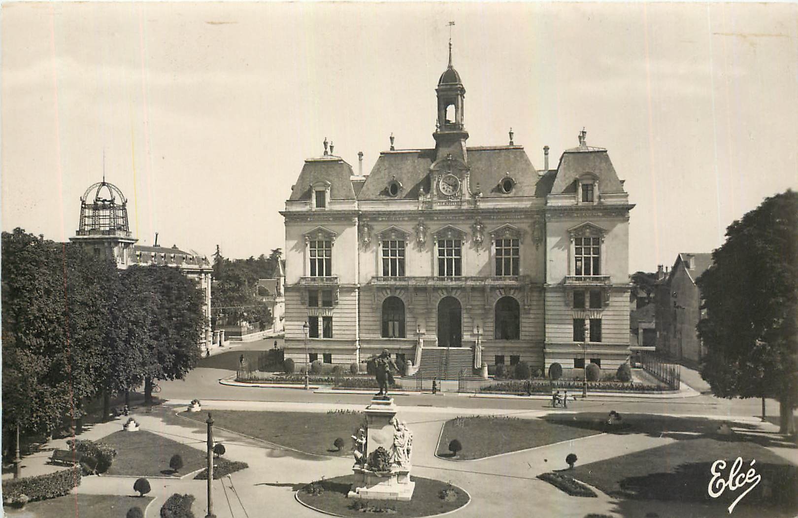 Tarbes (Hautes-Pyrénées) — Hôtel de Ville et la cathédrale — Éditeur Elcée, n° 2502