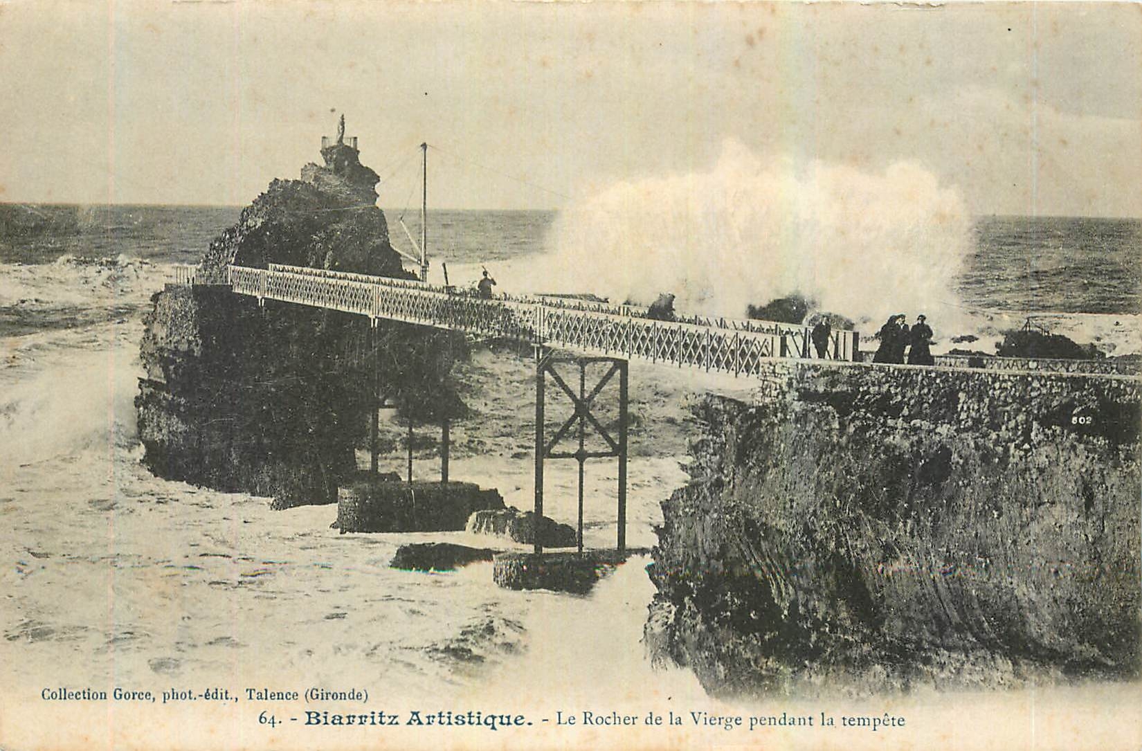 CPA Biarritz Artistique Le Rocher de la Vierge pendant la tempere 