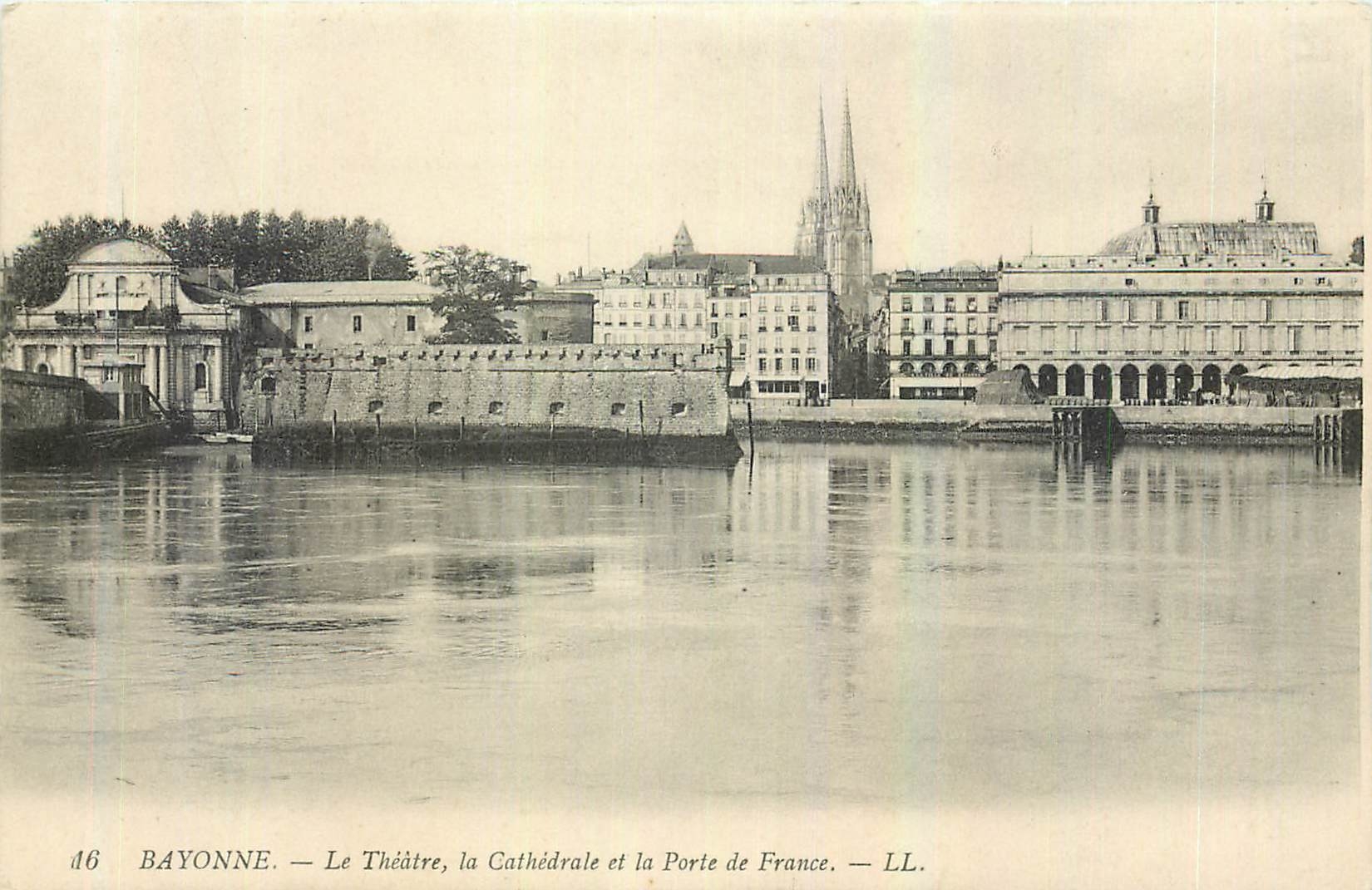 CPA Bayonne Le Theatre la Cathedrale et la Porte de France 