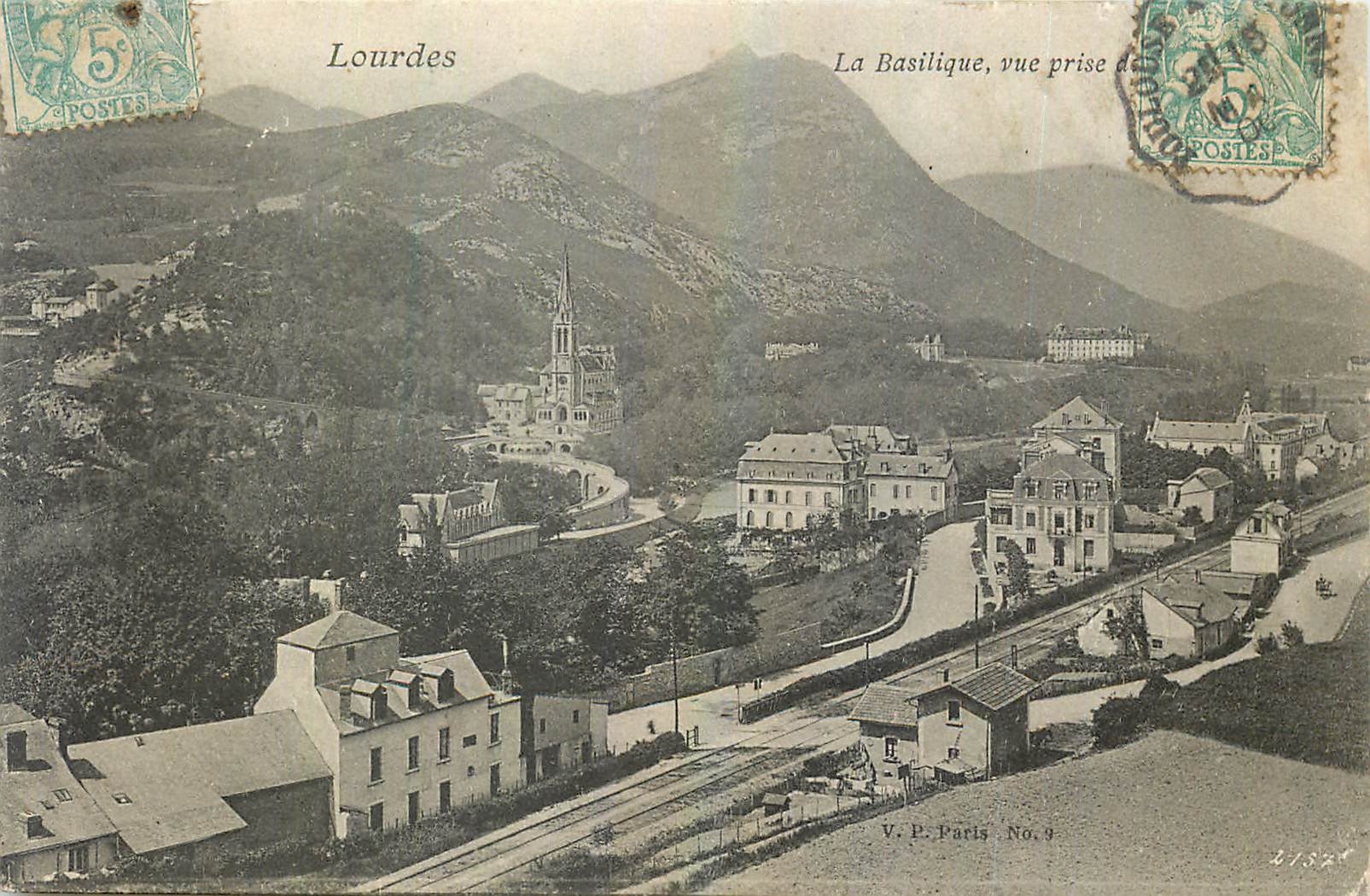 CPA Lourdes La Basilique vue prise 
