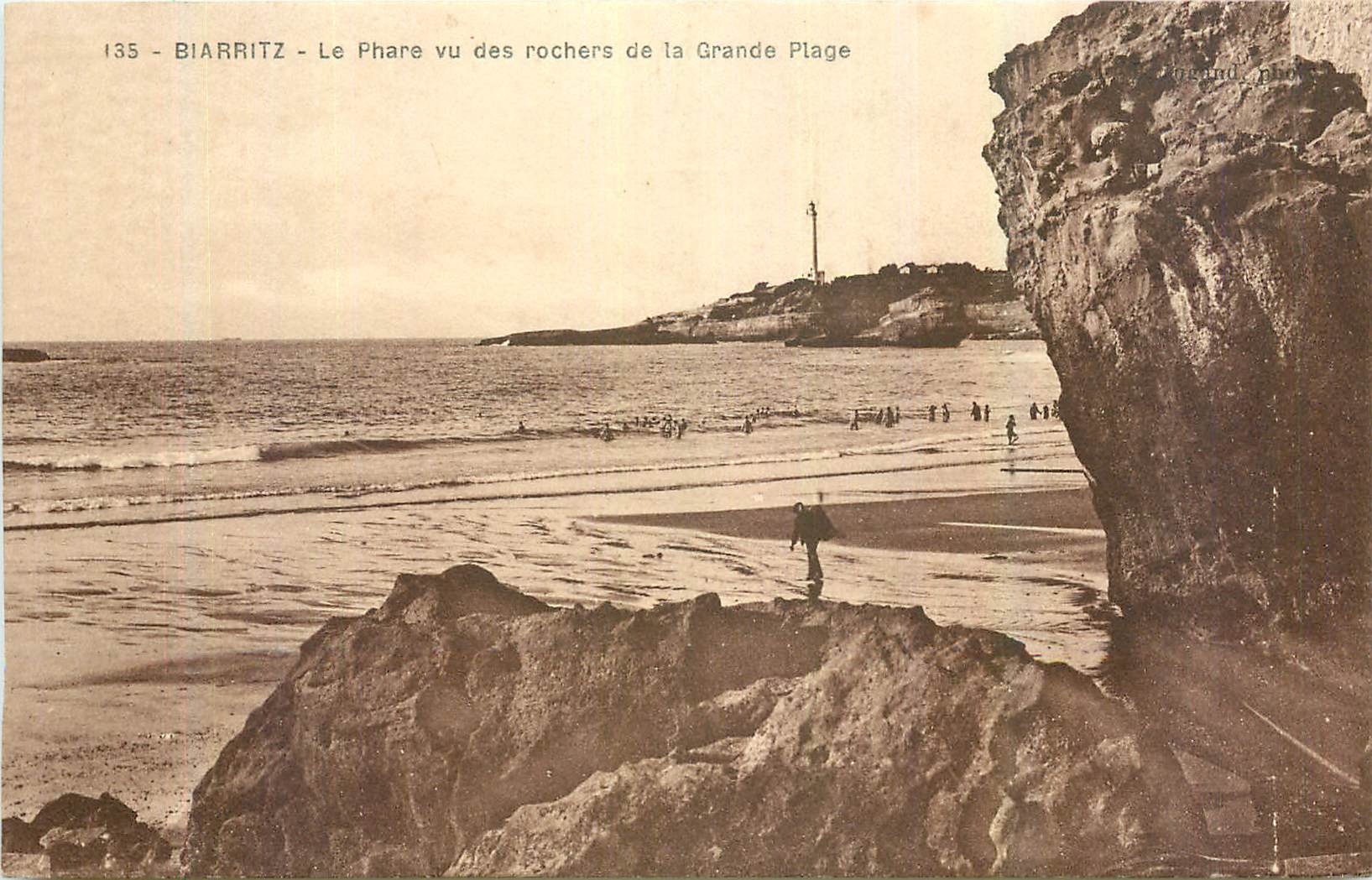 CPA Biarritz Le Phare vu des rochers de la Grande Plage 