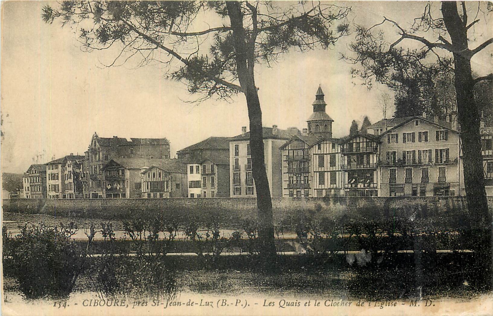 CPA Ciboure pres St Jean de Luz B P Les Quais et le Clocher de l'Eglise 