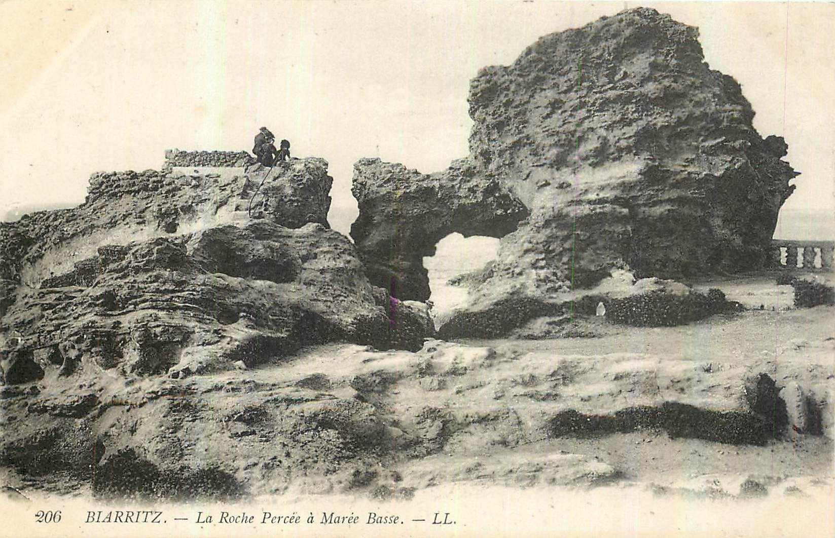 CPA Biarritz La Roche Percee a Maree Basse 