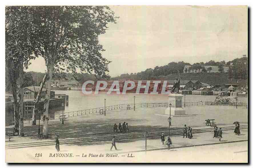 CPA Pau Le Chateau et le Berceau d'Henri IV 