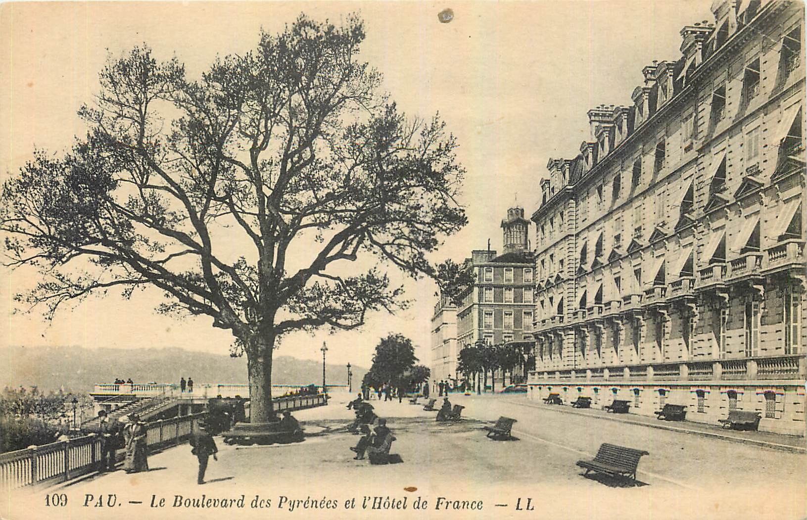 PAU — Le Boulevard des Pyrénées et l'Hôtel de France — LL