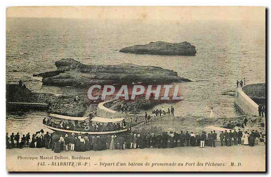 CPA Biarritz Depart d'un bateau de prmenade au Port des Pecheurs 