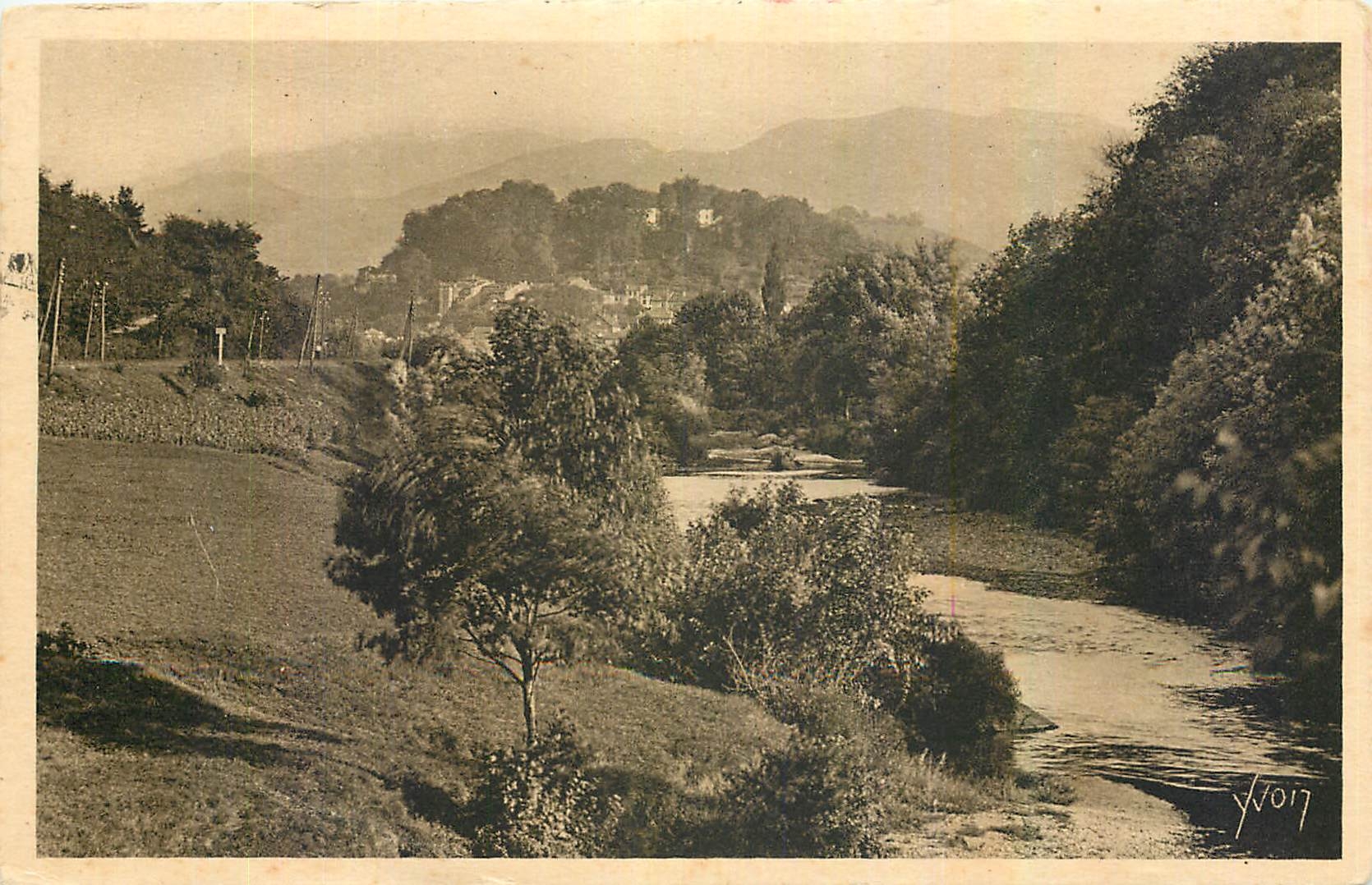 CPA Le pays Basque St Jean Pied de Port B Pyr La Nive et le Village dans son large Cirque 