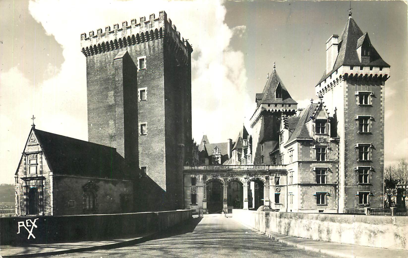 CPA Pau B P Entree du Chateau Henri IV 