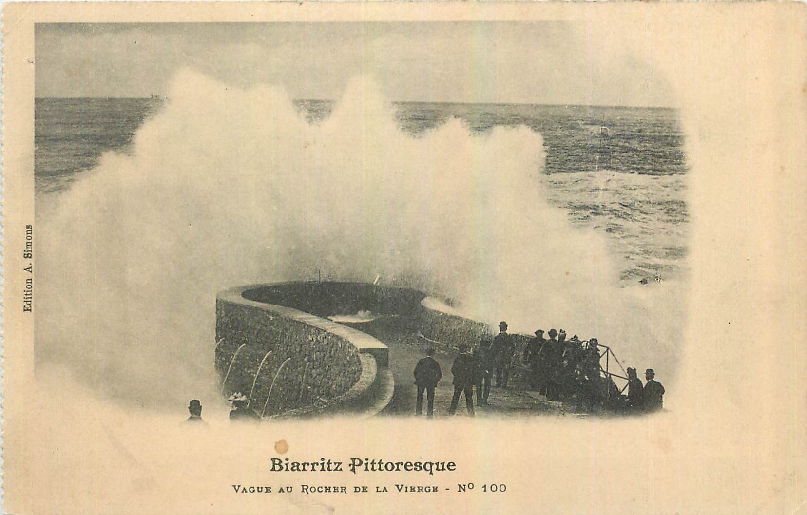 CPA Biarritz Pittoresque Vague au Rocher de la Vierge 