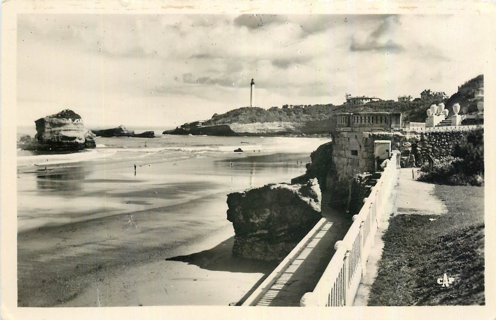 CPA Biarritz Promenade vers le Phare 