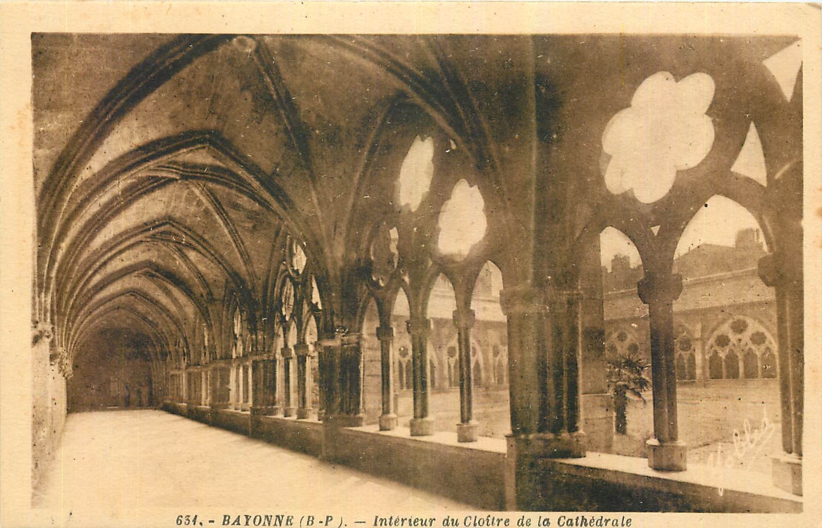 Bayonne (B-P) — Intérieur du Cloître de la Cathédrale — Phototypie Marcel Delboy