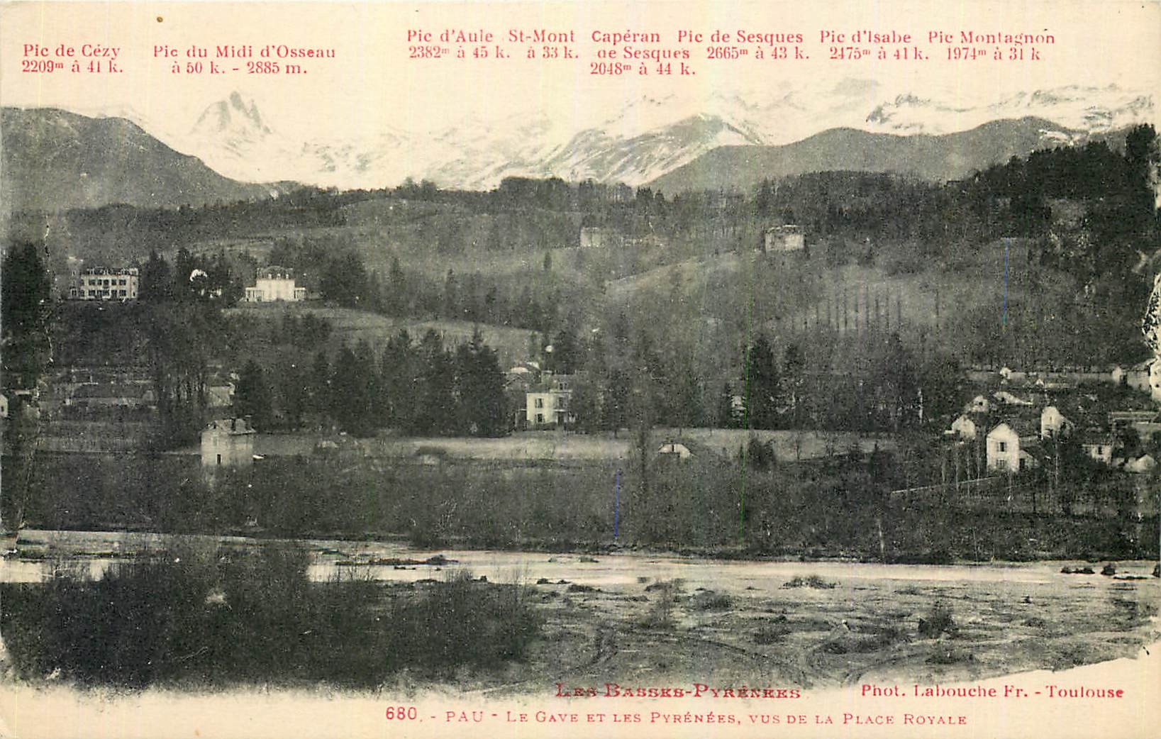 Die Basses-Pyrénées, gesehen von der Place Royale — Pau — Phot. Labouche Fr. - Toulouse
