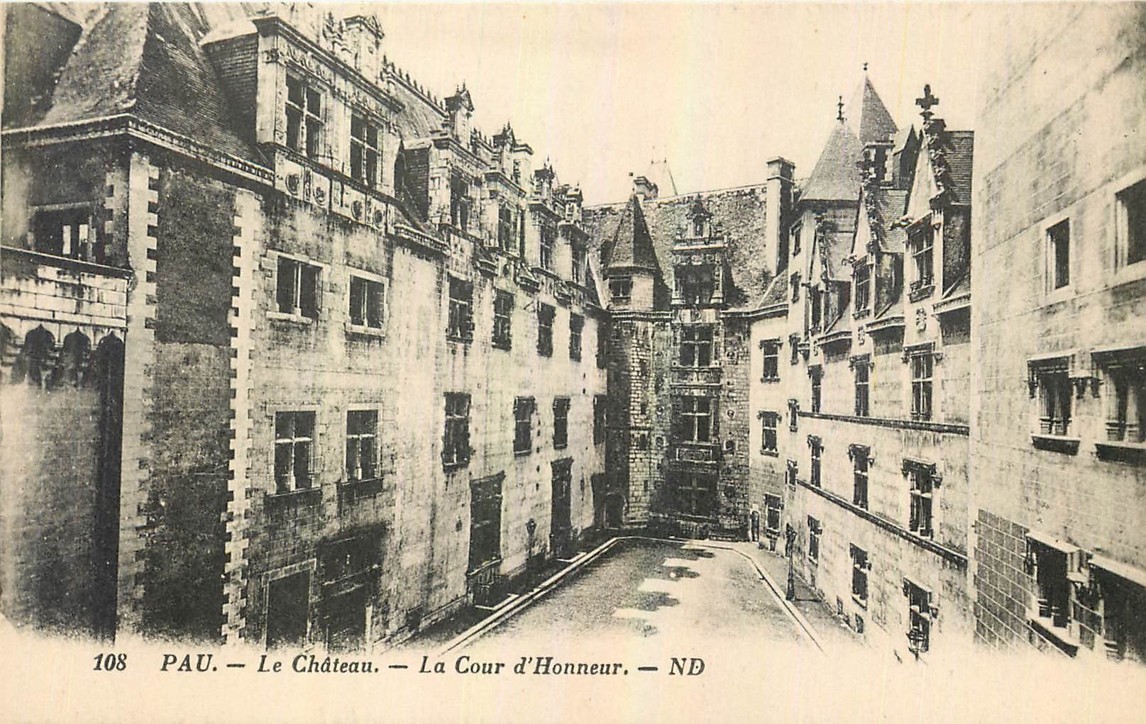 CPA Pau le Chateau la Cour d'Honneur 