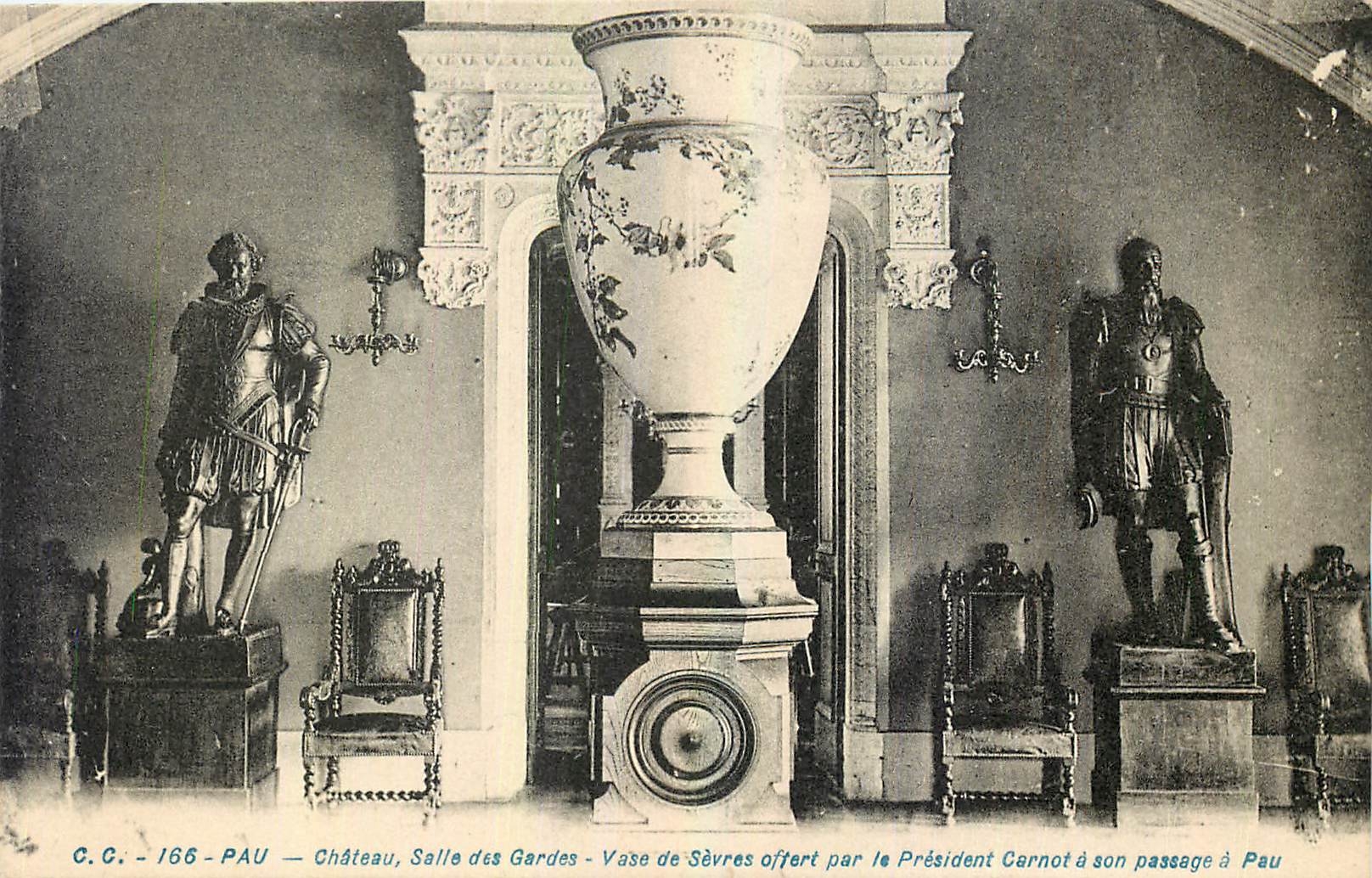 CPA Pau Chateau Salles des Gardes vase de Sevres offert oar le President Carnot a son passage a Pau 