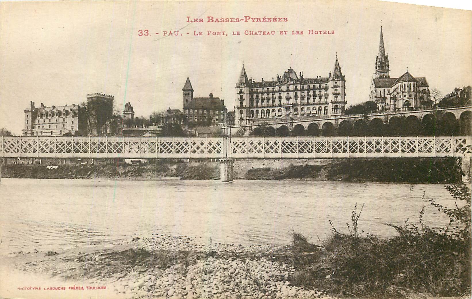 CPA Les Basses Pyrenees Pau le Pont le chateau et les hotels 