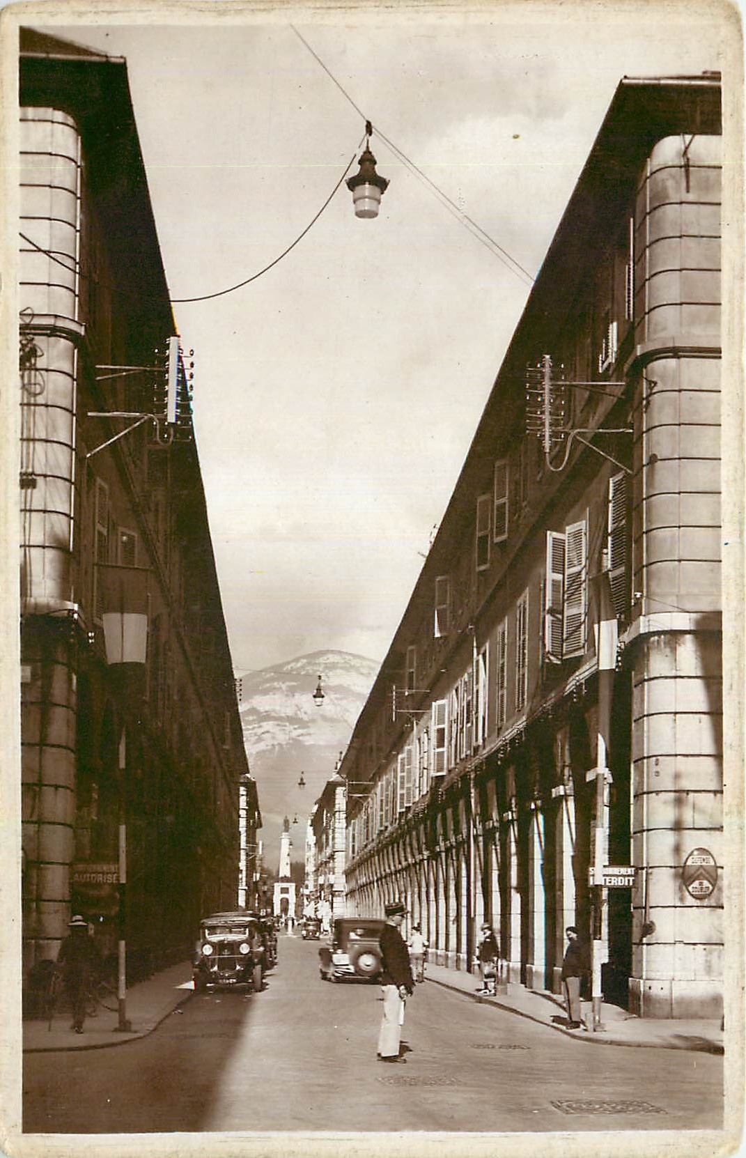 CPA La Savoie touristique Chambery la rue de Boigne les Portiques 