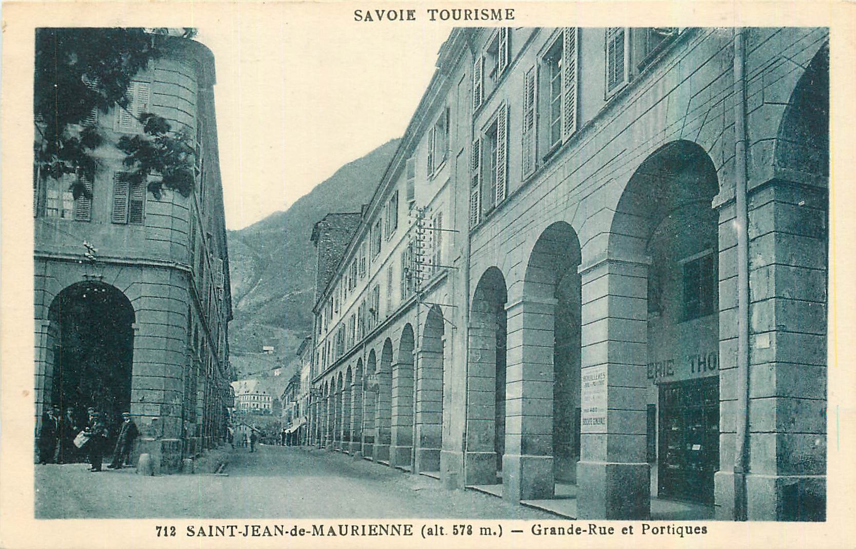 CPA Saint Jean de Maurienne grande rue et portiques 