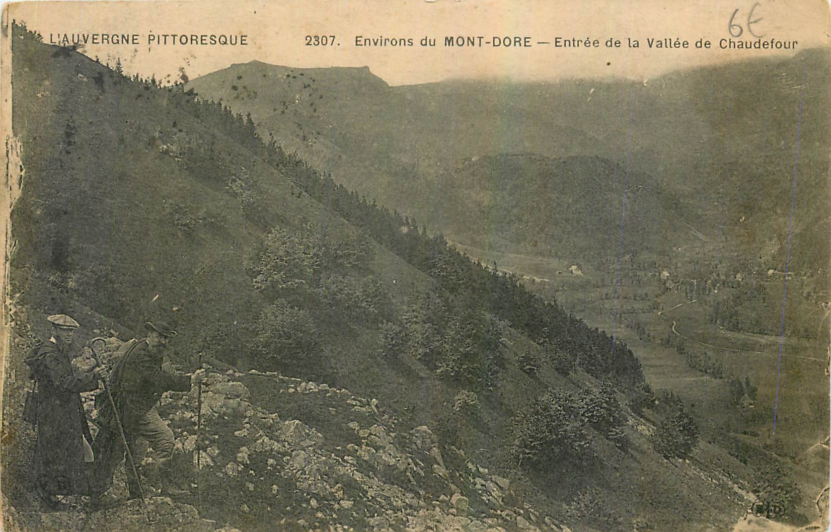 CPA L'Auvergne pittoresque Environs du Mont Dore Entree de la Vallee de Chaudefour 