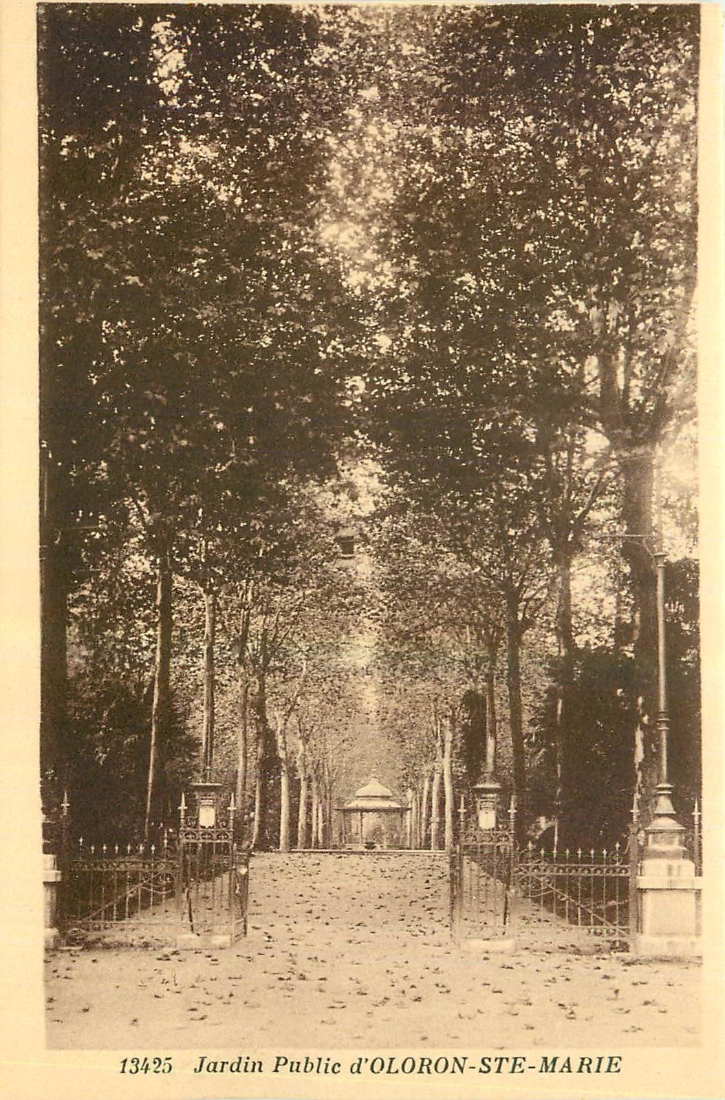 CPA Jardin Public d'Oloron Ste Marie 