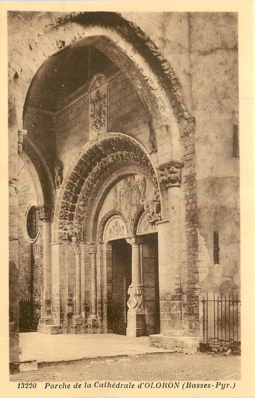 CPA Porche de la Cathedrale d'Oloron Basses Pyr 