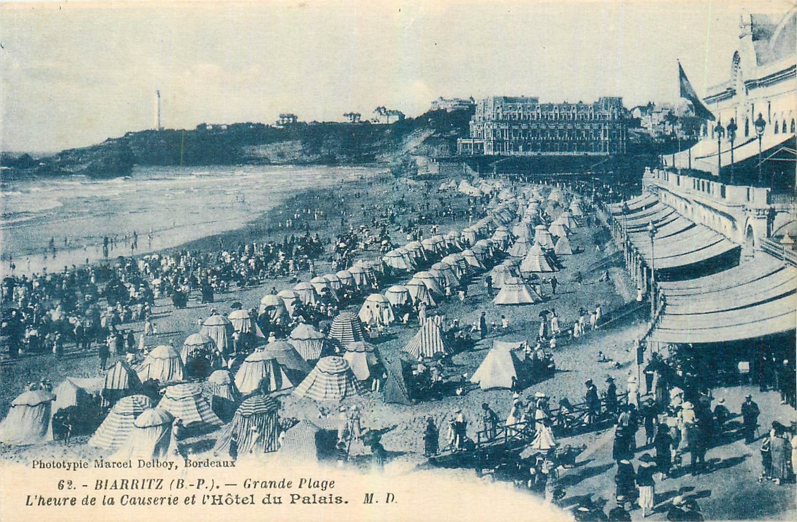 CPA Biarritz B P Grande Plage l'heure de la Causerie et l'Hotel du Palais 