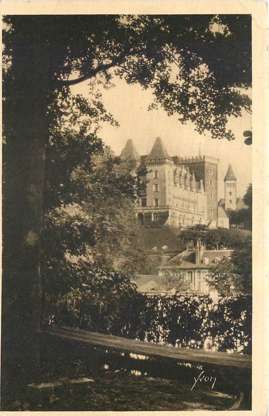 CPA La Douce France Pau Basses Pyrenees le chateau Henri IV vu du Parc National 