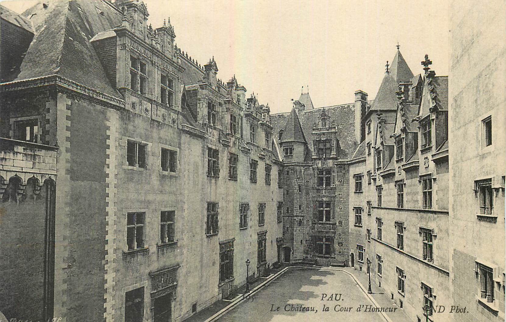 Pau, Le Château, la Cour d'Honneur — ND Phot.