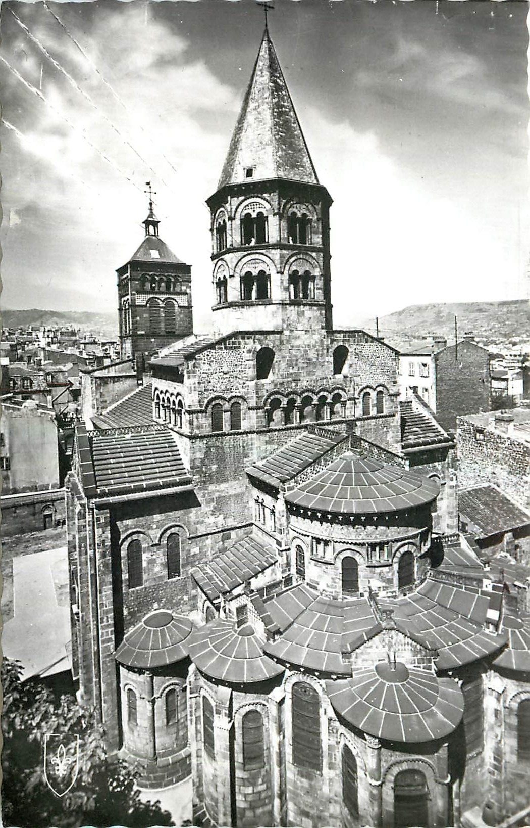 Chevet de la Basilique Notre-Dame-du-Port à Clermont-Ferrand — exemple accompli de l'art roman auvergnat (XIe-XIIe s.) — Éditions du LV.S.