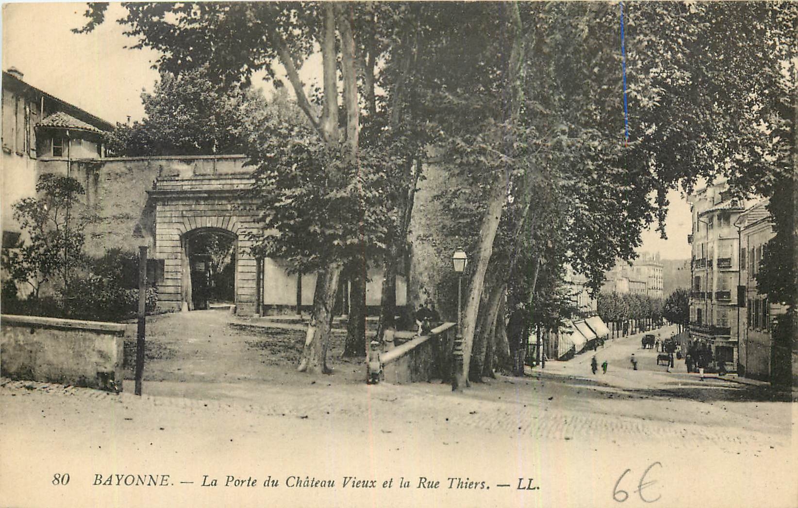 CPA Bayonne la Porte du Chateau Vieux et la Rue Thiers 