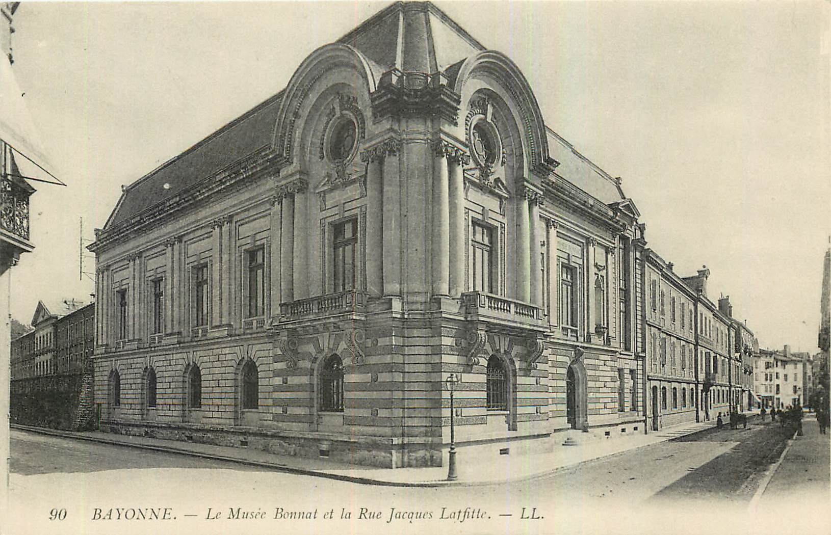 CPA Bayonne le Musee Bonnat et la Rue Jacques Latfitte 