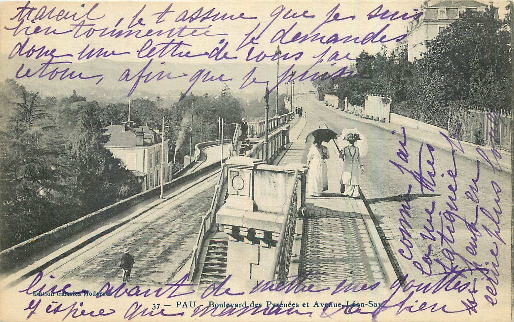 CPA Pau Boulevard des Pyrenees et Avenue Leon Say