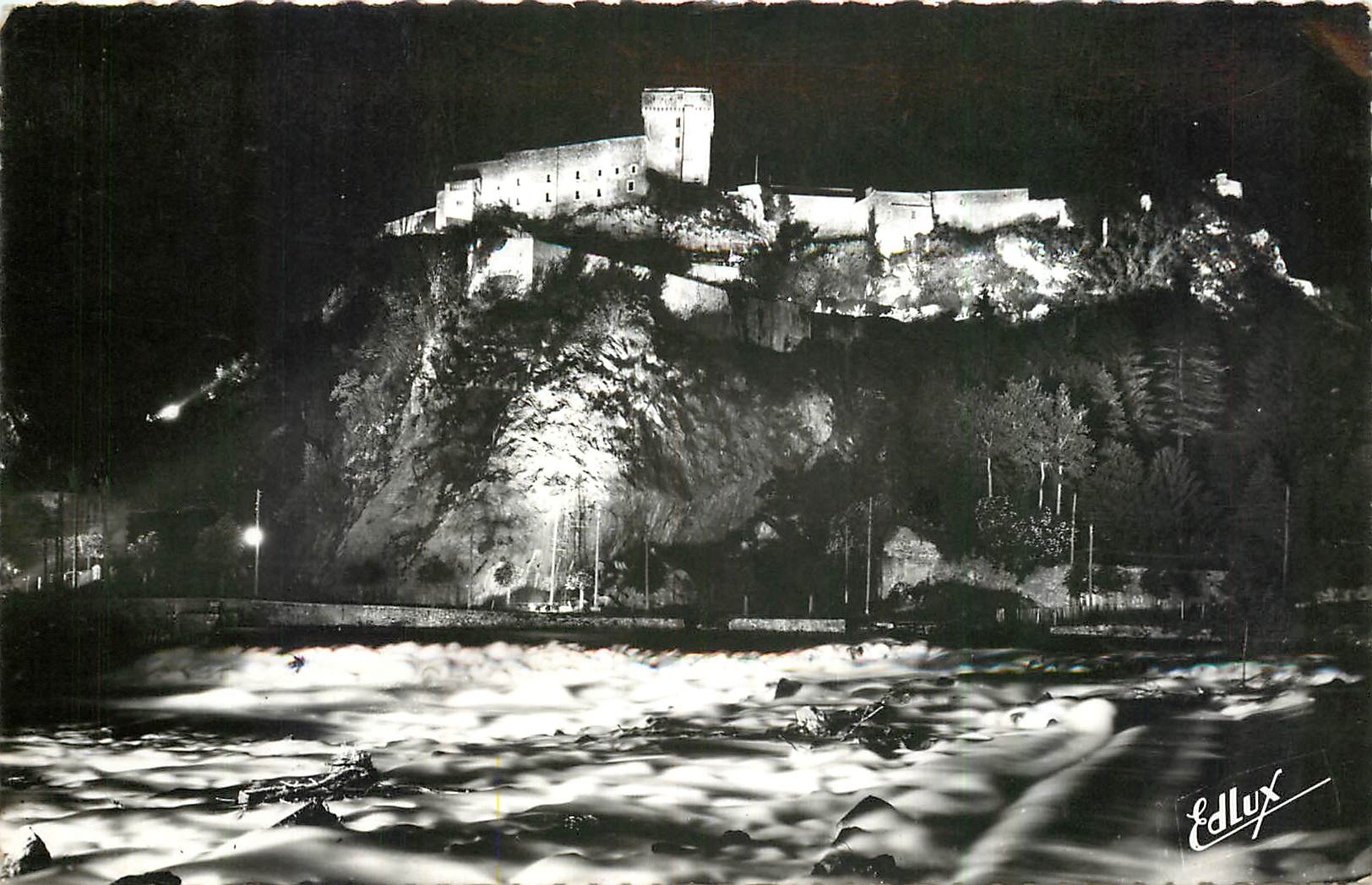 CPA Lourdes le Chateau Fort Illumine au premier Plan le Gave 
