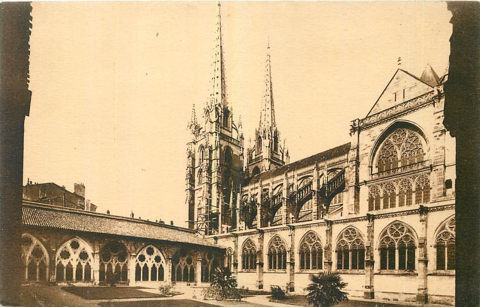 CPA Bayonne B P Cloitre et Fleches de la Cathedrale 