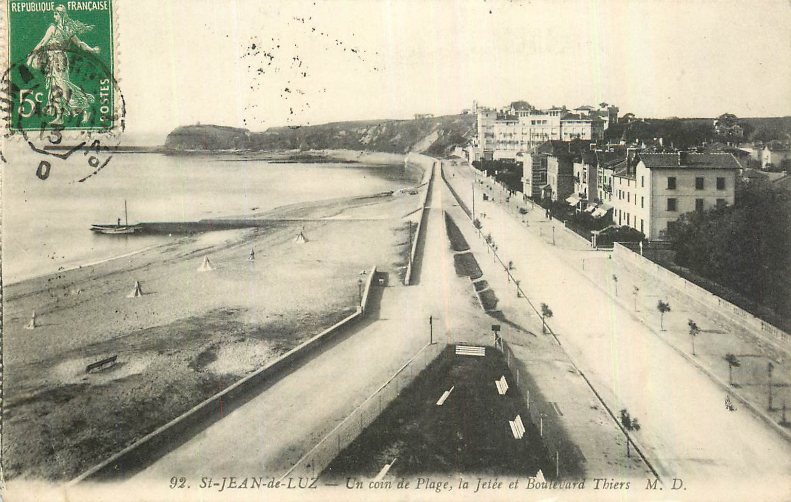 St-Jean-de-Luz — Un coin de Plage, la Jetée et Boulevard Thiers — M. D.