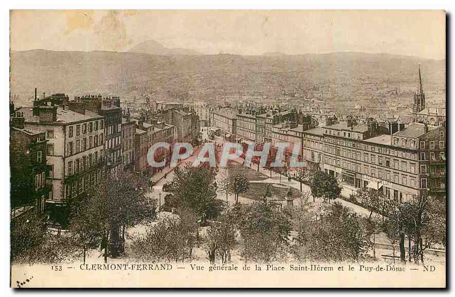 CPA Clermont Ferrand Vue generale de la Place Saint Herem et le Puy de Dome 