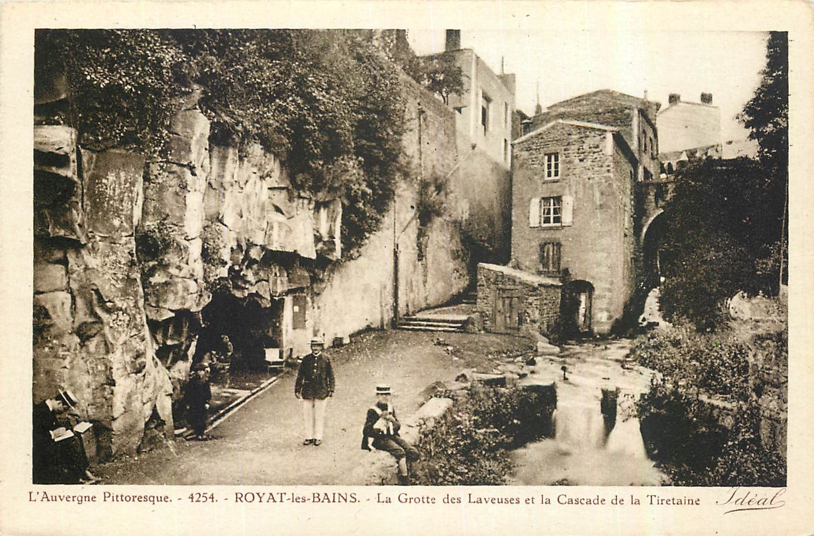 CPA L'Auvergne Pittoresque Royat les bains La Grotte des Laveuses et la Cascade de la Tiretaine 